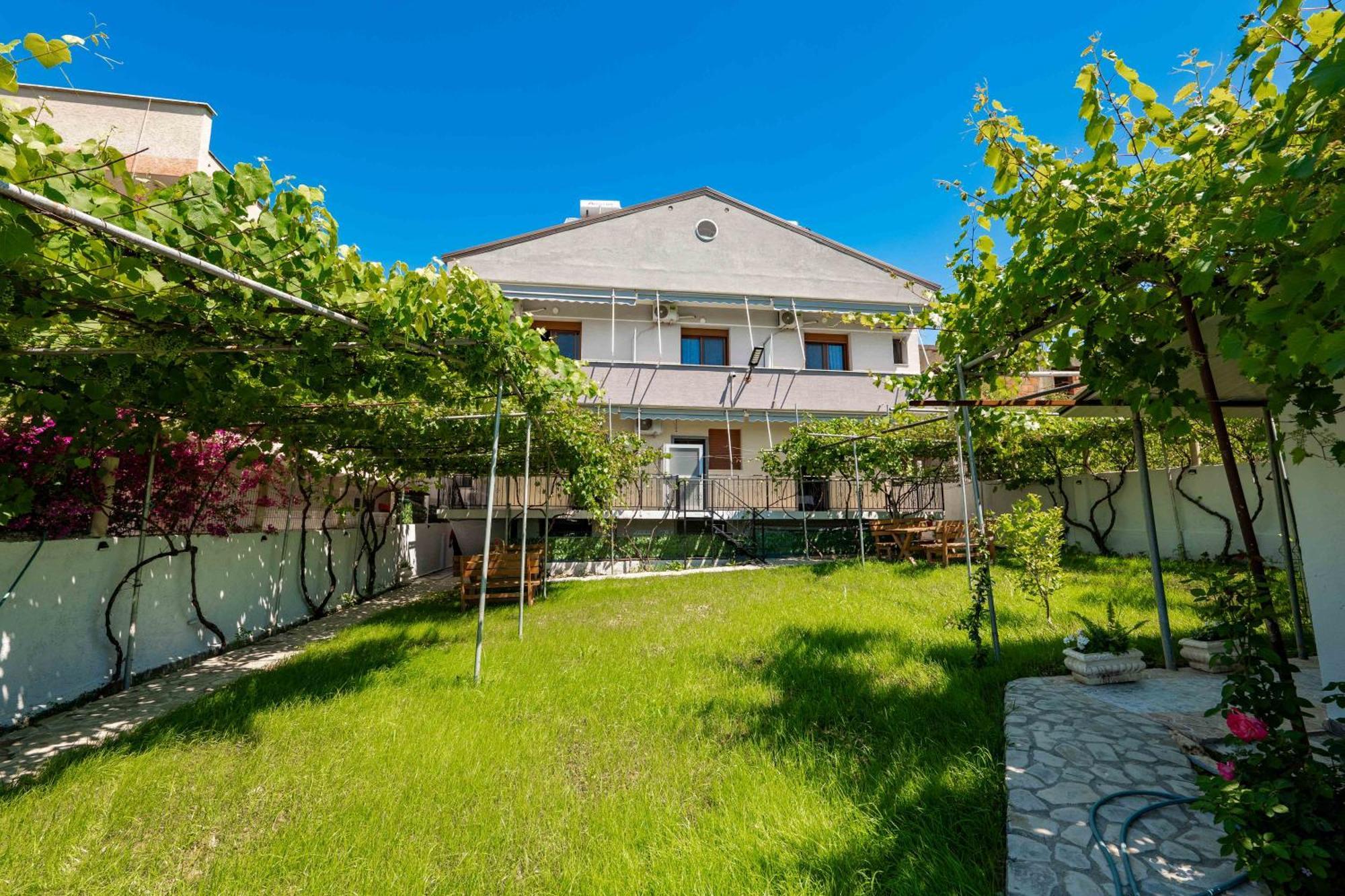 Kalpazo Kaja Vila Garden Golem  Ngoại thất bức ảnh